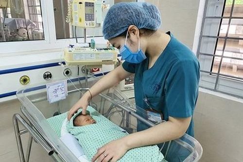 Sức khỏe bé sơ sinh bị bỏ rơi dưới hố ga diễn biến xấu, nghi nhiễm trùng máu