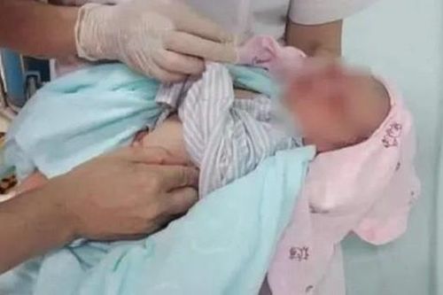 Lý giải về sự sống sót kì diệu của em bé bị bỏ rơi ở hố ga 3 ngày giữa trời nóng 40 độ
