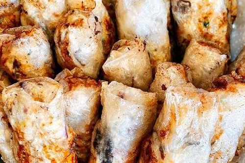 Thả cục cơm nguội vào chảo dầu sôi để rán nem, điều kỳ lạ sẽ xảy ra khiến chị em ngỡ ngàng