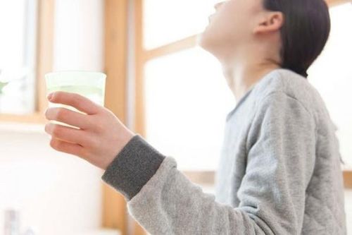 Dùng nước muối súc miệng đúng cách