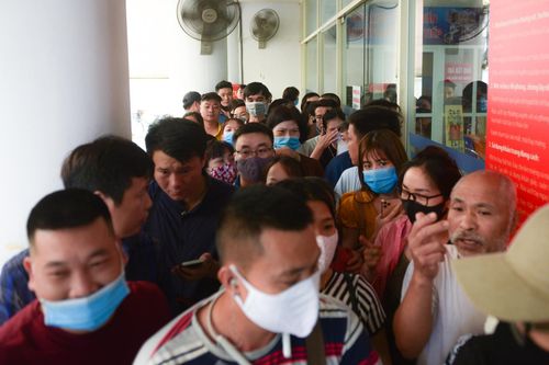Trăm người chen chúc xếp hàng làm thủ tục nhận hỗ trợ thất nghiệp
