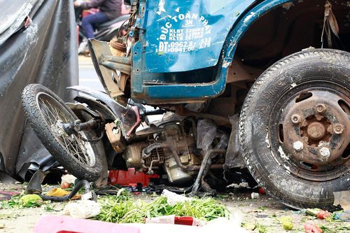 Khoảnh khắc ôtô tải lao vào chợ tông chết 5 người