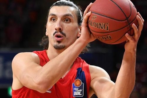 Cầu thủ bóng rổ giống Ibrahimovic gây hiểu nhầm trên đường