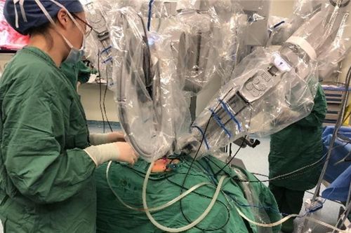 Bé trai ở Trung Quốc vừa chào đời bị teo thực quản, không thể ăn uống