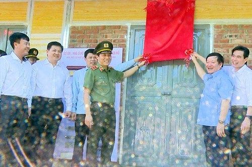 Tặng nhà cho hộ nghèo vùng biên giới