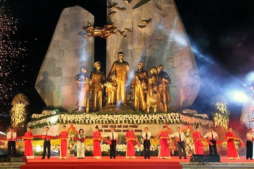 Khánh thành Tượng đài Chủ tịch Hồ Chí Minh với nhân dân Quảng Bình