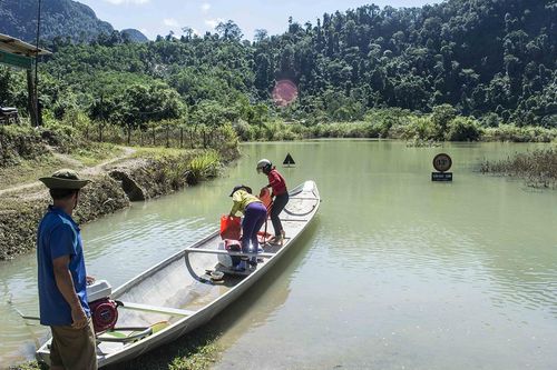 Hết gạo mượn chị Minh