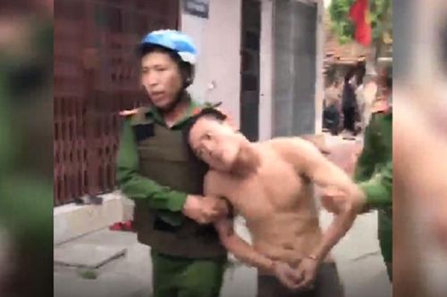 Cảnh sát khống chế thanh niên ngáo đá cầm 2 con dao t