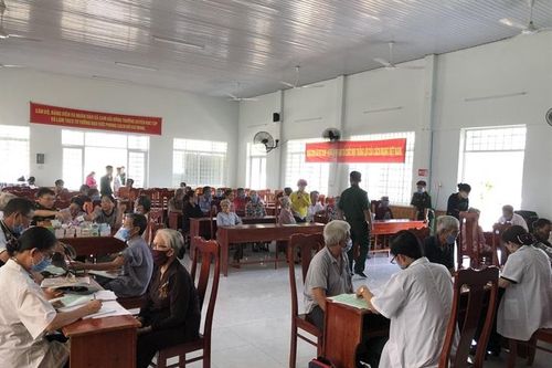 Khám bệnh, tặng quà cho 100 hộ dân xã biên giới biển tỉnh Khánh Hòa