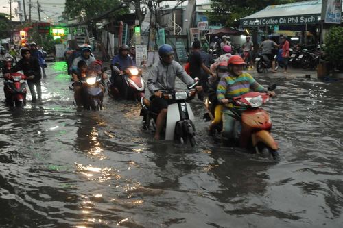 Đường ngập kinh hoàng sau mưa lớn, người Sài Gòn 'vật lộn' với dòng nước đẩy xe về nhà