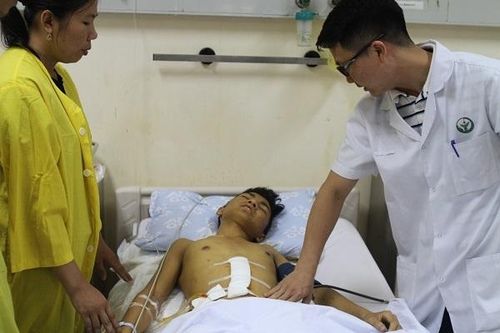 Cậu bé mồ côi cha bị tai nạn dập gan nghiêm trọng