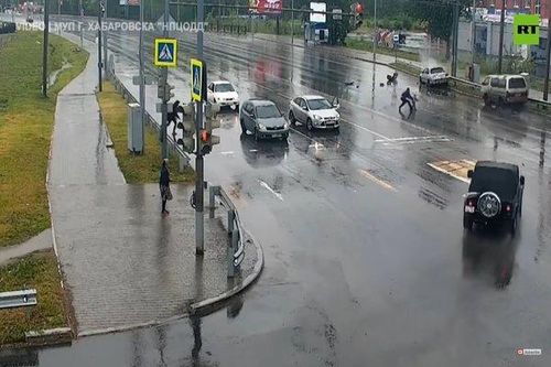 Video cảnh bé ba tuổi văng khỏi xe buýt sau va chạm