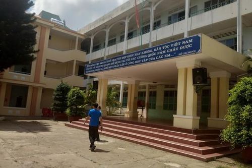 Nữ sinh lớp 6 nhảy lầu tự tử trong trường học