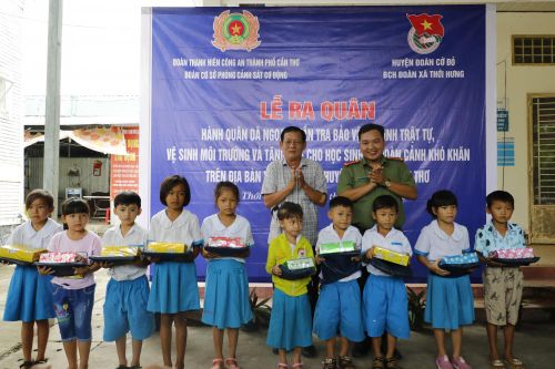 Công an Cần Thơ tặng quà cho trẻ em nghèo hiếu học
