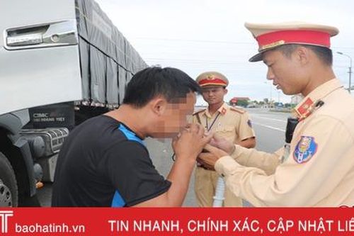 Vi phạm nồng độ cồn, tài xế ô tô ở Hà Tĩnh bị phạt 35 triệu đồng và tước giấy phép lái xe 23 tháng