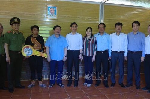 Bàn giao 'Mái ấm người nghèo nơi biên giới' tặng các hộ nghèo tại Sơn La