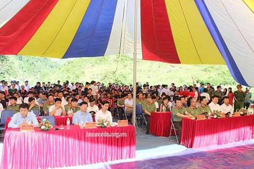 Đoàn công tác của Đảng ủy Công an Trung ương và tỉnh Hưng Yên bàn giao 2 ngôi nhà 'Mái ấm người nghèo nơi biên giới' tại huyện Vân Hồ