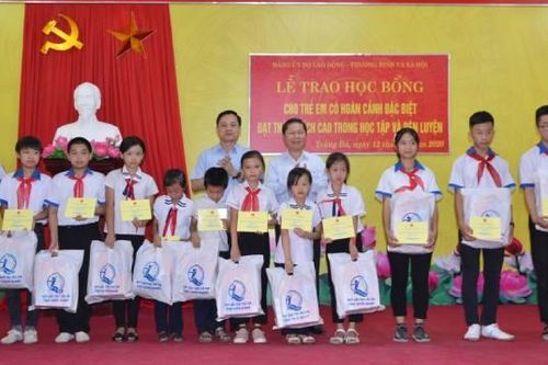 Bộ Lao động - Thương binh và Xã hội bàn giao nhà tình nghĩa, tặng quà trẻ em khó khăn