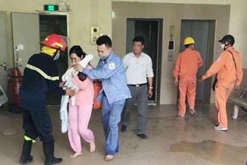 Mở thang máy giải cứu 4 người mắc kẹt trong đám cháy chung cư