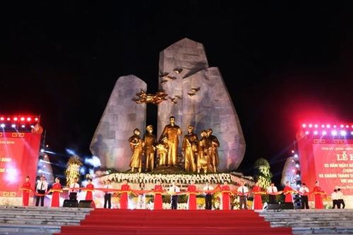 Khánh thành Tượng đài Chủ tịch Hồ Chí Minh với Nhân dân Quảng Bình