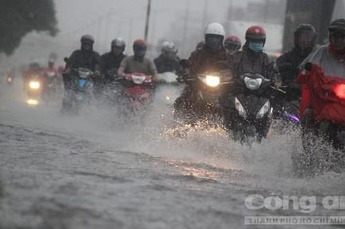 Mưa xối xả, đường phố lại biến thành sông ngày cuối tuần