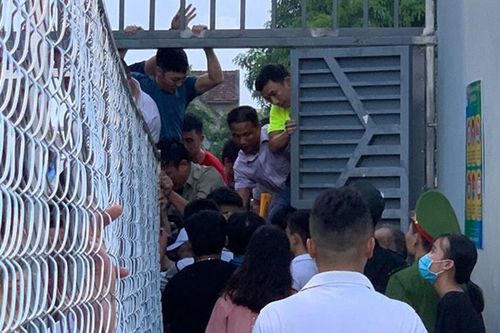 Vạn người xem Hà Tĩnh đấu dàn sao Hà Nội FC: Vỡ sân, CĐV có vé vẫn đứng ngoài