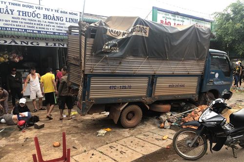 Xe tải lao thẳng vào chợ, 5 người chết, nhiều người bị thương