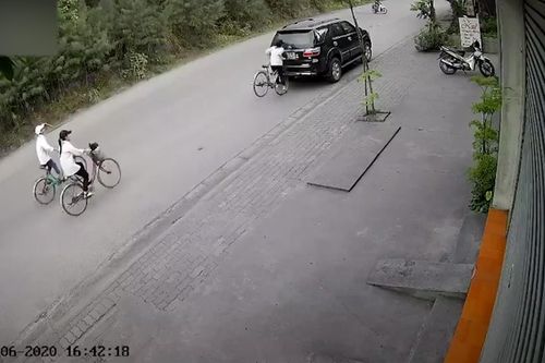 Cúi gằm mặt đi đường, nữ sinh bất ngờ 'hôn' đuôi xe ôtô