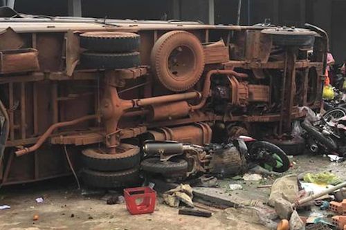 Hiện trường thảm khốc xe tải lao thẳng vào chợ, 5 người chết ở Đắk Nông