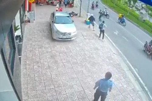 Hai tên cướp xịt hơi cay vào nam thanh niên khi bị truy đuổi