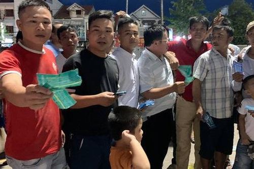 Hà Tĩnh 'vỡ sân', hàng ngàn khán giả bức xúc vì mua vé nhưng không được vào xem