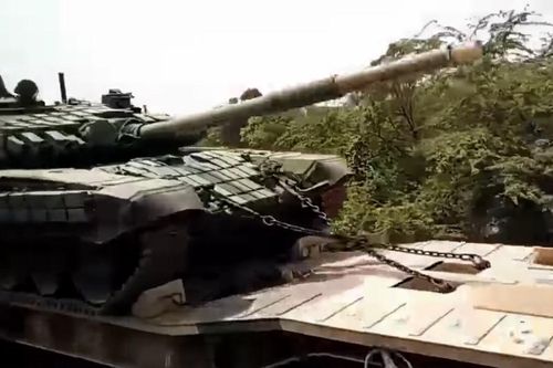 Ấn Độ tiếp tục điều lượng lớn xe tăng T-72 cực mạnh tới biên giới Trung Quốc