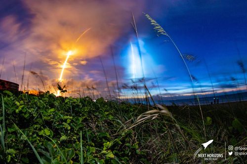 Tên lửa Falcon 9 của SpaceX để lại hình ảnh ấn tượng trên bầu trời