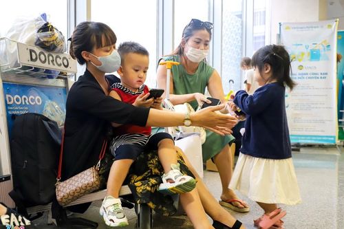 Khách nằm, ngồi kín nhà ga Tân Sơn Nhất khi hàng trăm chuyến bay delay