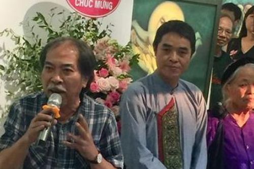 Sống chậm cuối tuần: Gội đầu cho mẹ