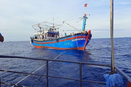 BĐBP Nghệ An cứu nạn thành công tàu cá và 15 thuyền viên.