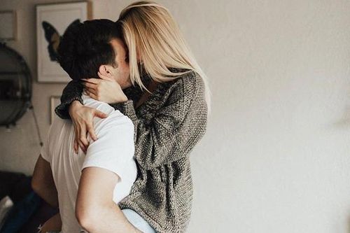 Người phụ nữ 61 tuổi hám trai 18 và cái kết đắng khi người tình dùng ảnh nóng để tống tiền
