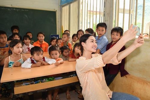 Hoa hậu Lương Thùy Linh giúp trẻ em Lũng Lìu xây ước mơ từ con đường trên núi