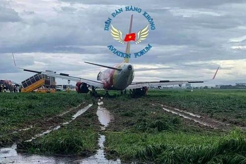 Máy bay trượt khỏi đường băng, sân bay Tân Sơn Nhất tạm dừng hoạt động