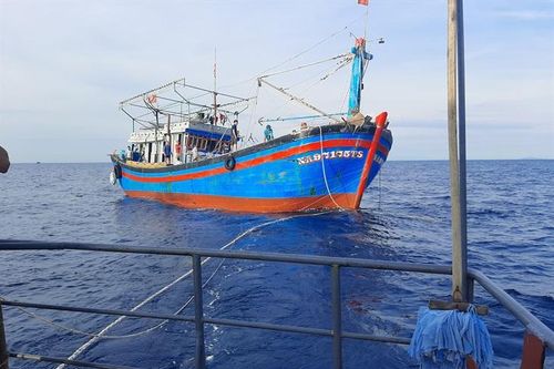 Cứu nạn thành công tàu cá và 15 thuyền viên gặp nạn trên vùng biển Nghệ An