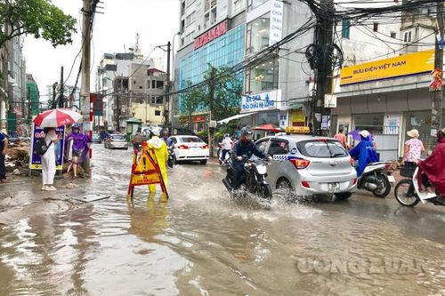 Mưa lớn, nhiều tuyến đường tại Hà Nội lại 'hóa thành sông'