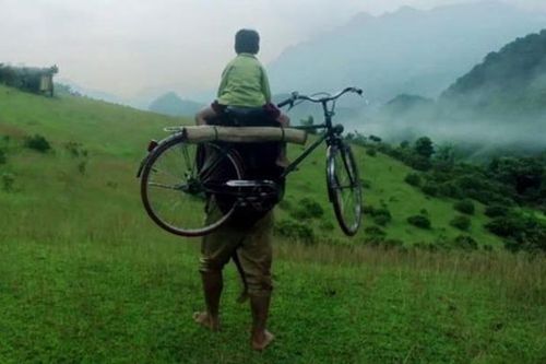 'Gánh nặng cuộc đời không ai khổ bằng cha'