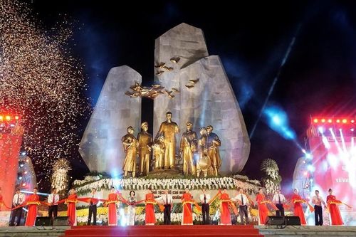 Khánh thành Tượng đài Chủ tịch Hồ Chí Minh với nhân dân Quảng Bình