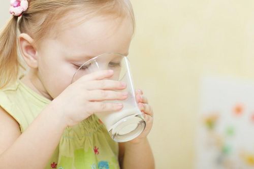 Lợi bất cập hại khi 'nhồi' quá nhiều sữa cho con