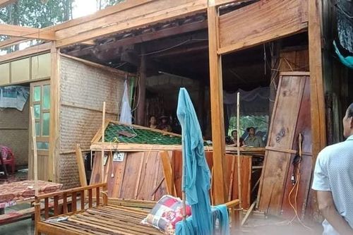 Lốc xoáy khiến nhiều nhà, trường học ở miền núi Hà Tĩnh tốc mái