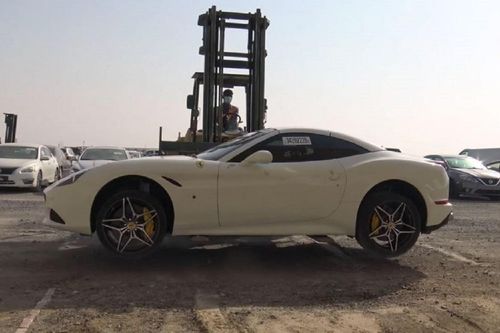 Loạt siêu xe bị bỏ rơi tại bãi rác ở Dubai