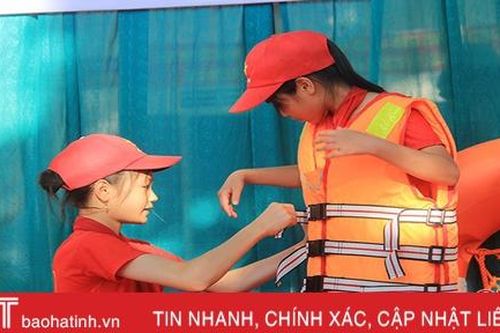 Hơn 600 học sinh Nghi Xuân được hướng dẫn kỹ năng phòng chống đuối nước