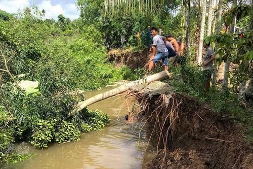 Sạt lở bất ngờ làm 2 xe máy bị rơi xuống kênh tại Cần Thơ