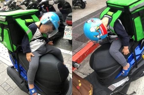 Ông bố đơn thân đèo con nhỏ đi ship hàng khắp nơi để kiếm sống làm ai cũng cay mắt