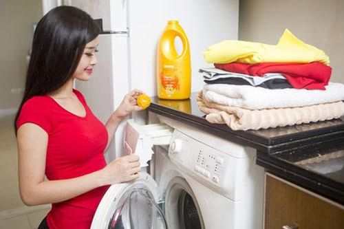 Cứ dùng nước xả vải theo cách này dễ đưa chất độc vào cơ thể, mở đường cho ung thư 'ghé thăm'